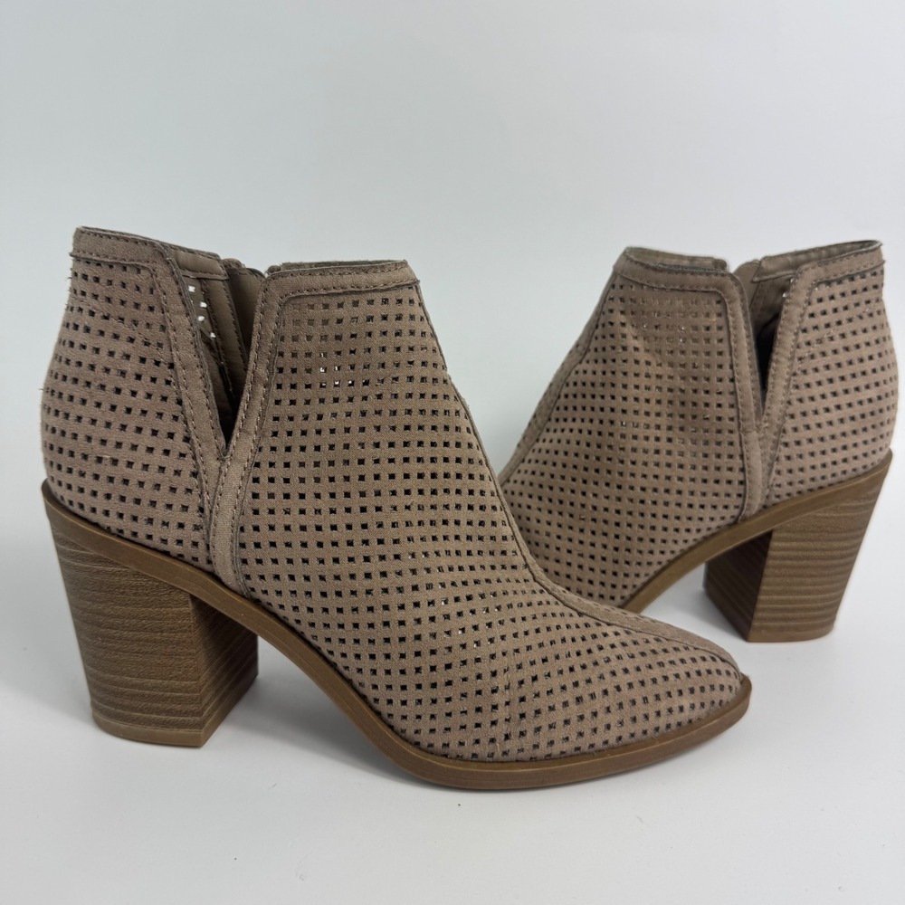 DV Dolce Vita Women's Perforated Taupe Ankle Booties Block Heel Size 6 - Picture 2 of 13